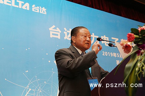 2-臺(tái)達(dá)創(chuàng)辦人暨榮譽(yù)董事長(zhǎng)鄭崇華先生強(qiáng)調(diào),我國(guó)電力電子學(xué)科的蓬勃發(fā)展,離不開(kāi)師生的共同努力