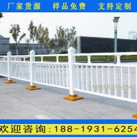 惠州人行道欄桿廠家 梅州機(jī)動(dòng)車道隔離欄 交通鐵藝道路圍欄
