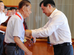 牢記初心使命，堅定理想信念 天康集團黨委舉行“光榮在黨50年”紀念章頒發儀式