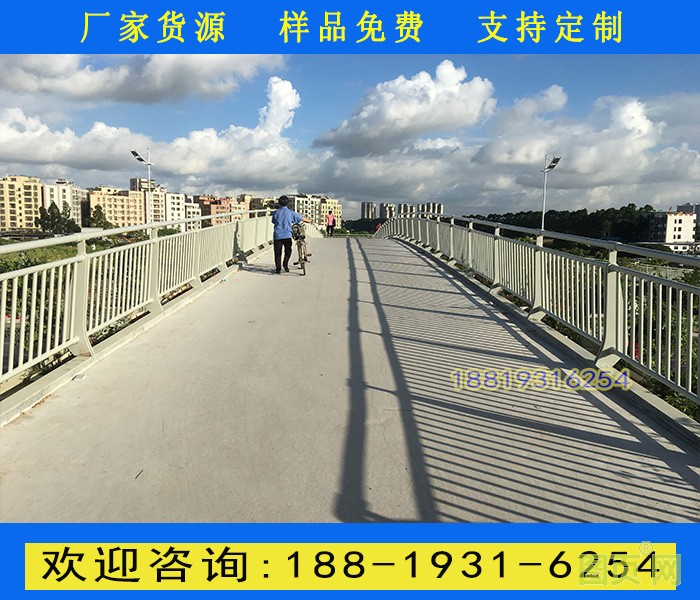 人行天橋欄桿