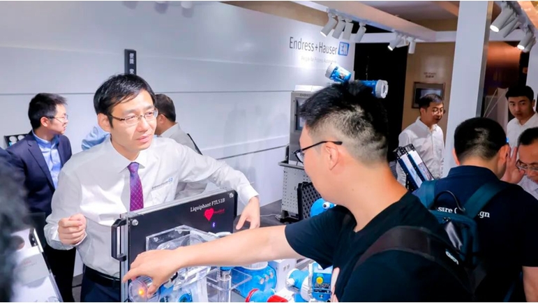 與會人員在恩德斯豪斯展臺區域與現場技術專家分享經驗心得，探討行業趨勢